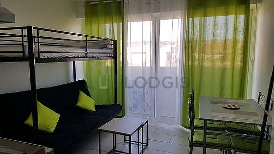 Living room furnished with 1 loft bed(s) of 90cm