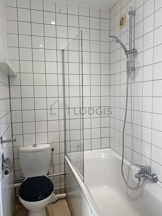 Salle de bain équipée de etagère