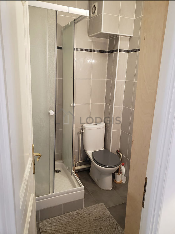 Pleasant and very bright bathroom with tile floor
