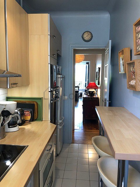Cuisine dînatoire pour 2 personne(s) équipée de lave linge, réfrigerateur, hotte, vaisselle