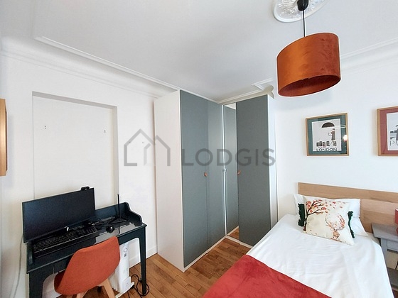 Chambre avec du parquet au sol