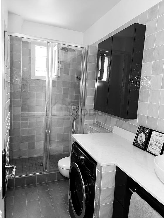 Agréable salle de bain très claire avec du carrelage au sol