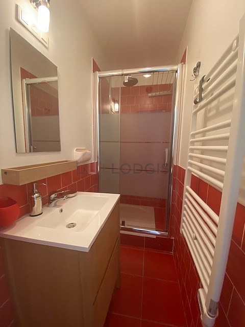 Agréable salle de bain très claire avec du carrelage au sol