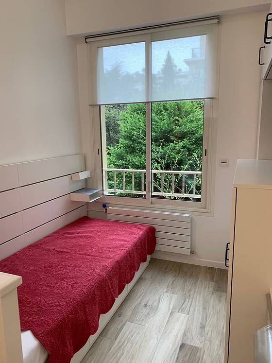 Séjour très calme équipé de 1 lit(s) de 120cm, télé, placard