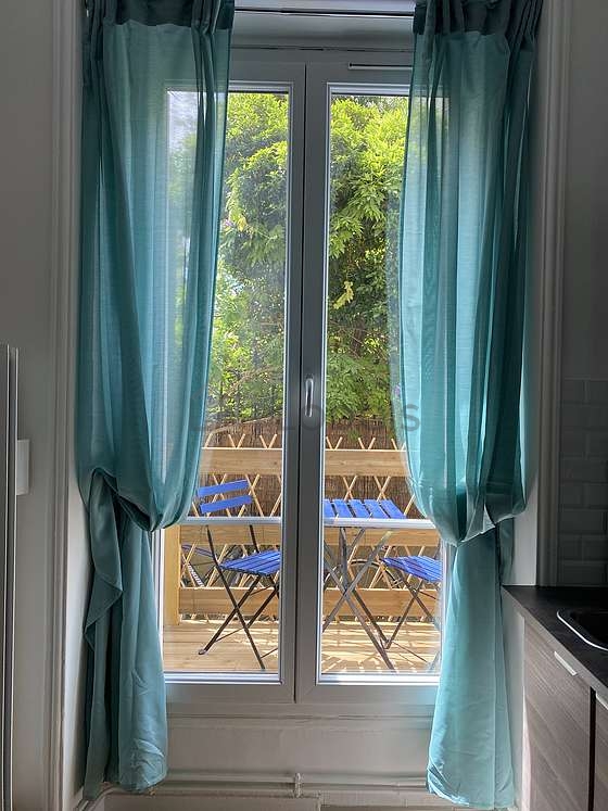 Very bright kitchen facing the garden