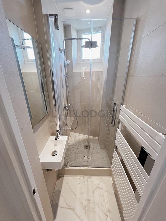 Agréable salle de bain très claire avec fenêtres et du marbre au sol
