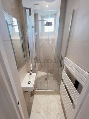Pleasant and very bright bathroom with windows and with marblefloor