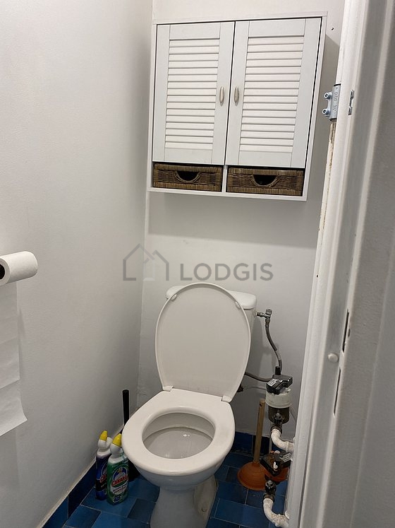 Toilettes indépendantes de la salle d'eau
