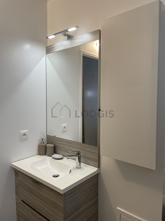 Pleasant and very bright bathroom with tile floor