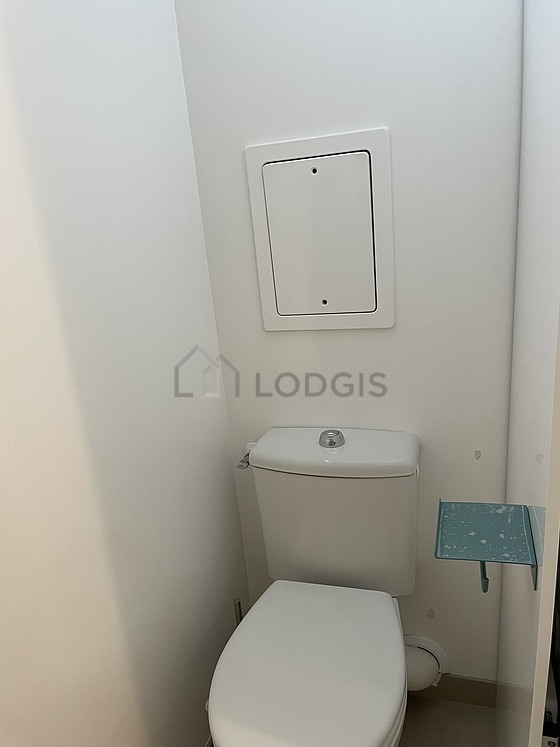 Salle de bain équipée de lave linge, placard
