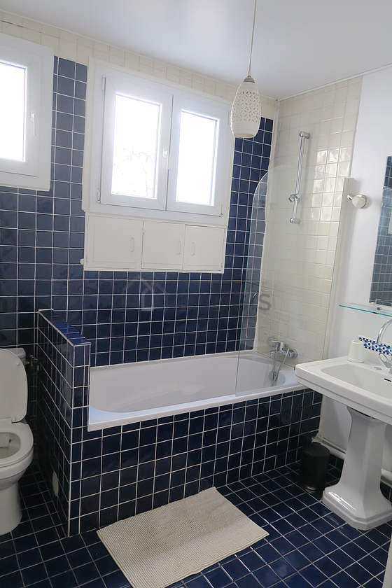 Salle de bain claire avec du carrelage au sol