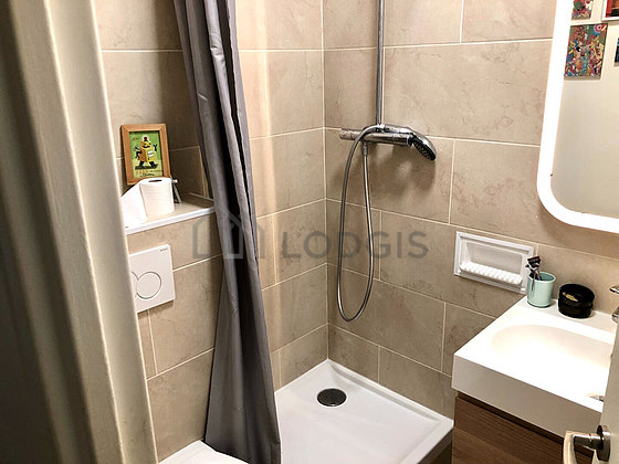 Agréable salle de bain très claire avec du carrelage au sol