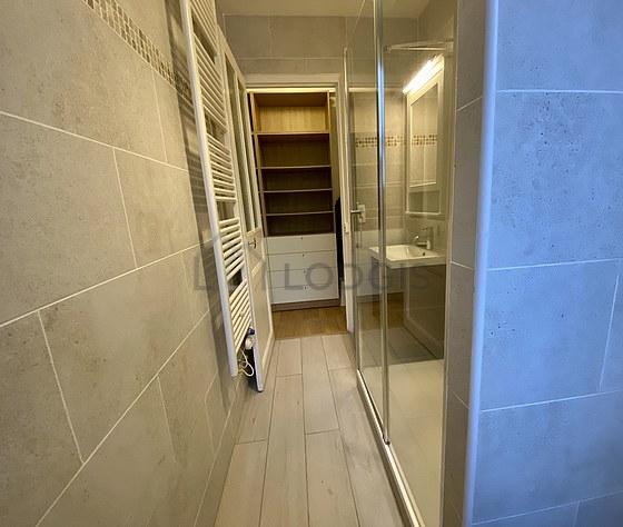 Salle de bain équipée de placard