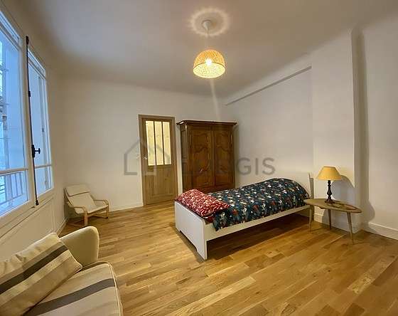Bedroom of 18m² with woodenfloor
