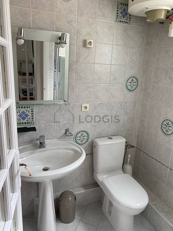 Belle salle de bain très claire avec du carrelage au sol