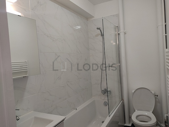 Agréable salle de bain très claire avec du carrelage au sol