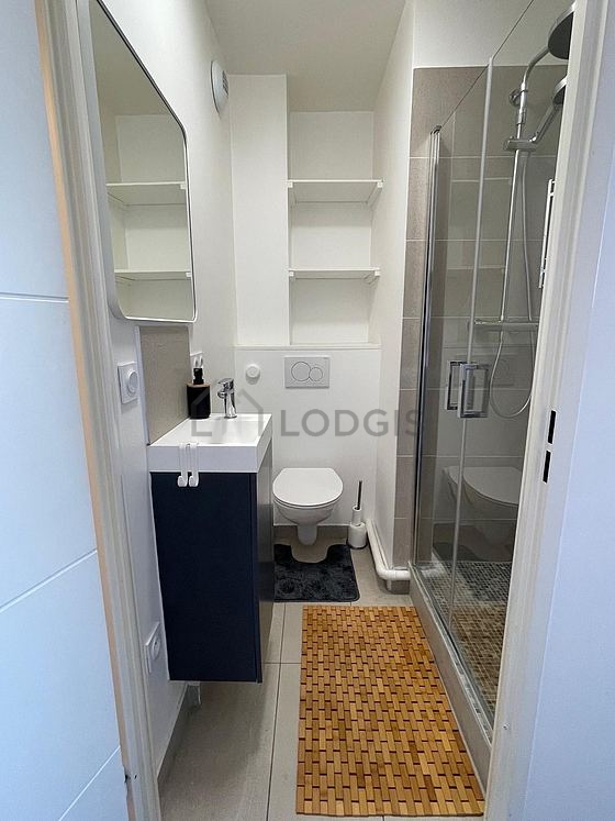 Pleasant and bright bathroom 