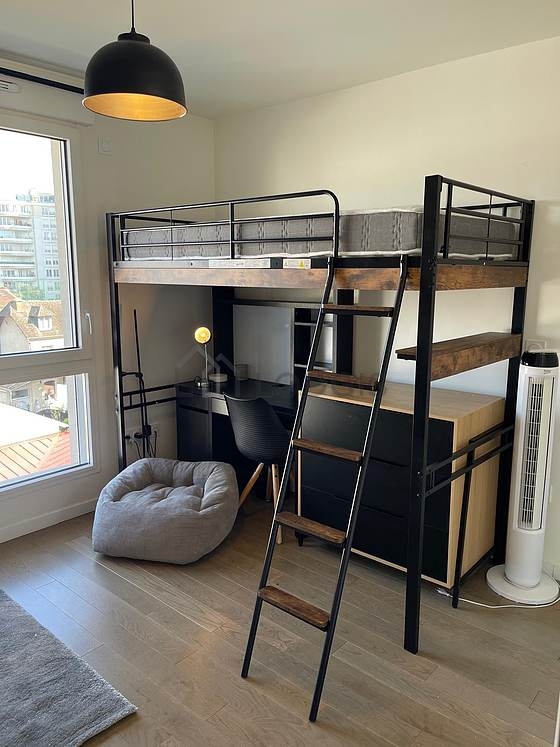 Chambre avec fenêtres