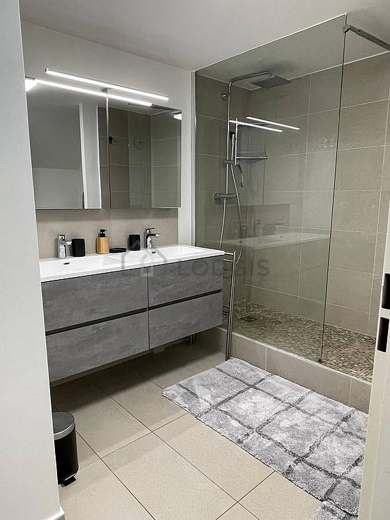 Belle salle de bain claire