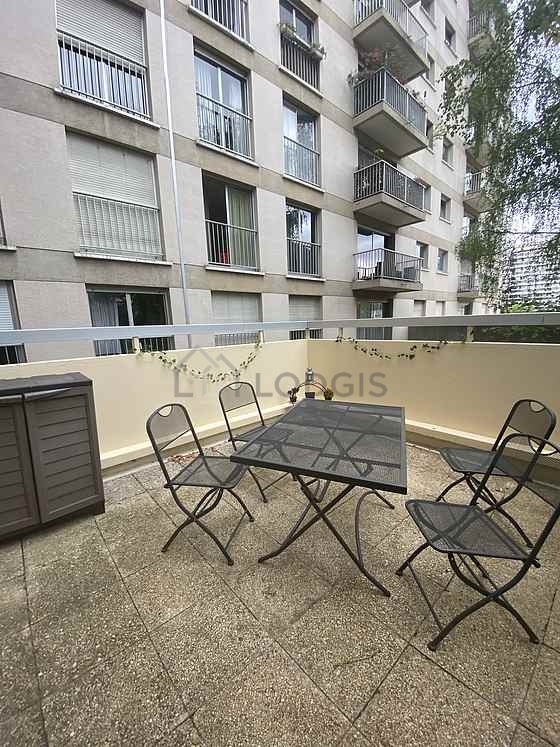 Terrasse très calme et très lumineuse avec du carrelage au sol