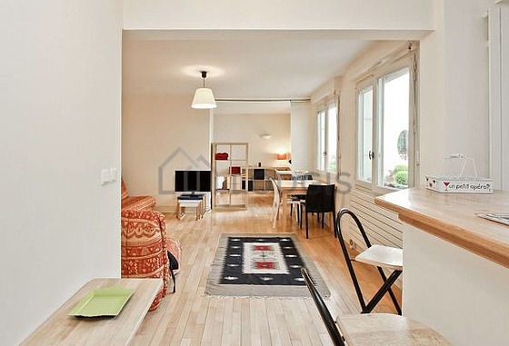 Living room furnished with 1 bed(s) of 140cm, tv, 1 chair(s)