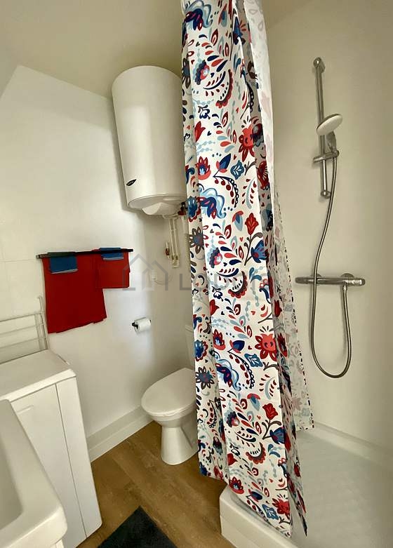 Salle de bain équipée de lave linge, serviettes de bain