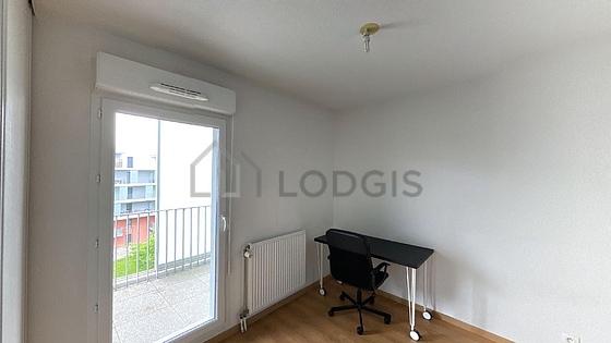 Chambre de 9m² avec du parquet au sol