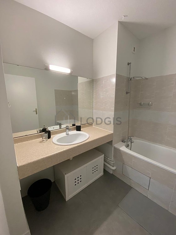 Agréable salle de bain très claire avec du carrelage au sol