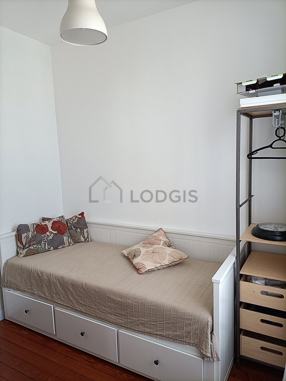 Chambre avec du parquet au sol