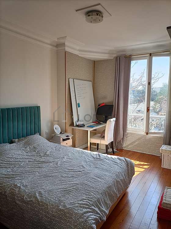 Chambre avec du parquet au sol
