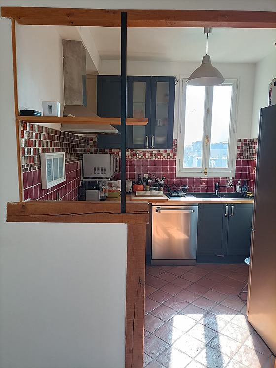 Cuisine équipée de lave vaisselle, plaques de cuisson, réfrigerateur, hotte