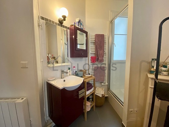 Bathroom equipped with separate shower, towel drying radiator