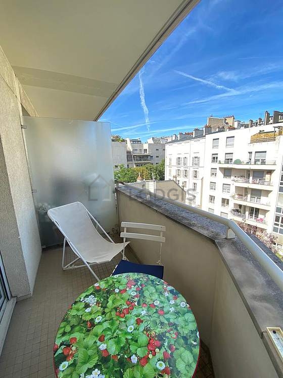 Bright bedroom equipped with 1 armchair(s)