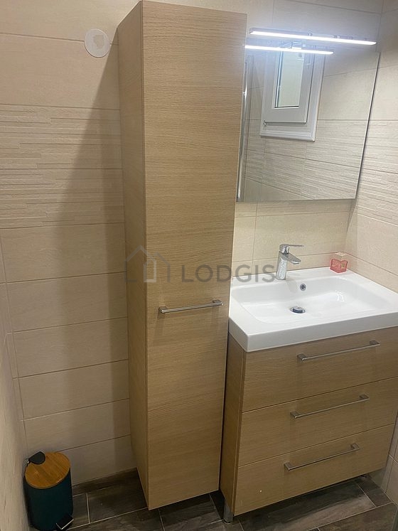 Pleasant and very bright bathroom with tile floor