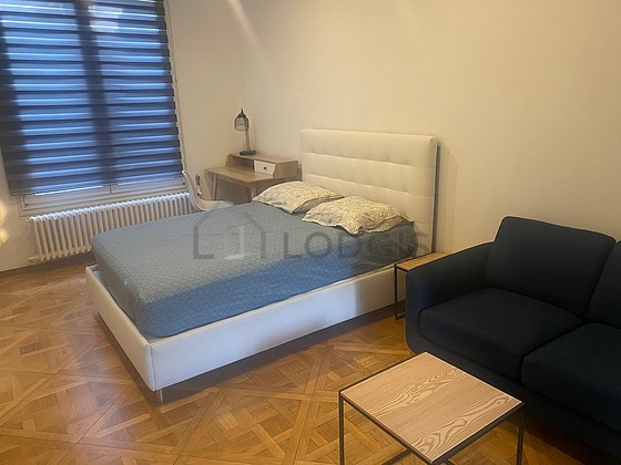 Chambre avec du parquet au sol