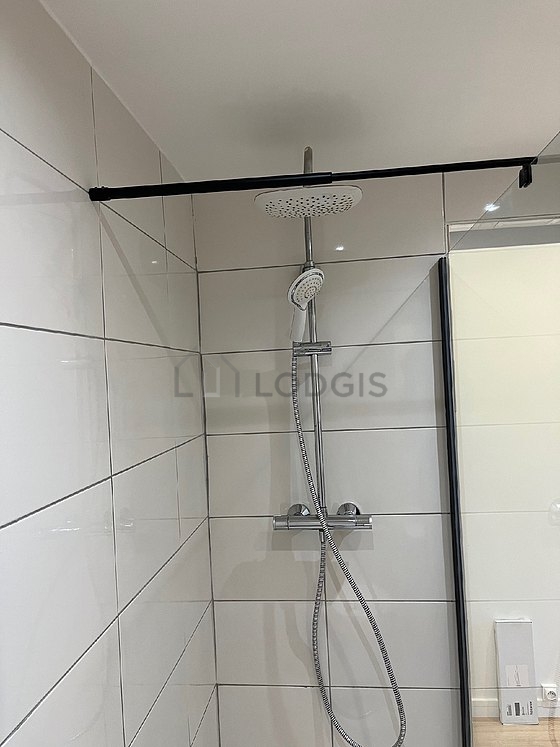 Salle de bain équipée de etagère