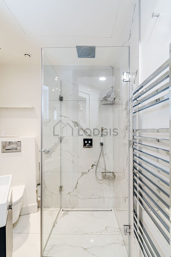Salle de bain équipée de douche séparée