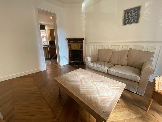 Beautiful, quiet and bright sitting room of an apartment in Paris