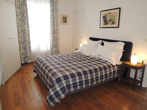 Chambre avec du parquet au sol