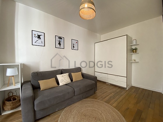 Great, very quiet and bright sitting room of an apartment in Paris