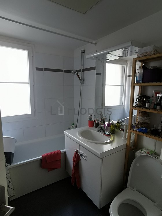 Agréable salle de bain très claire avec du carrelage au sol