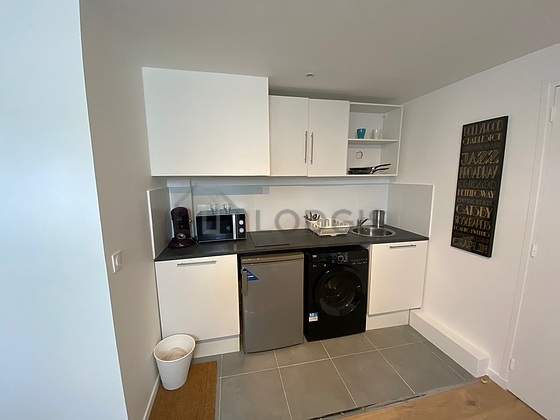 Kitchenopens on the living room