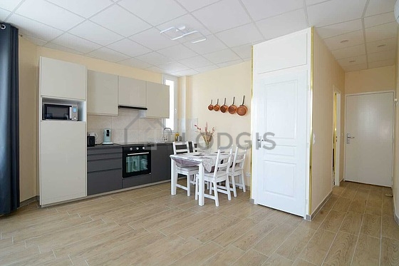 Belle cuisine avec du parquet au sol