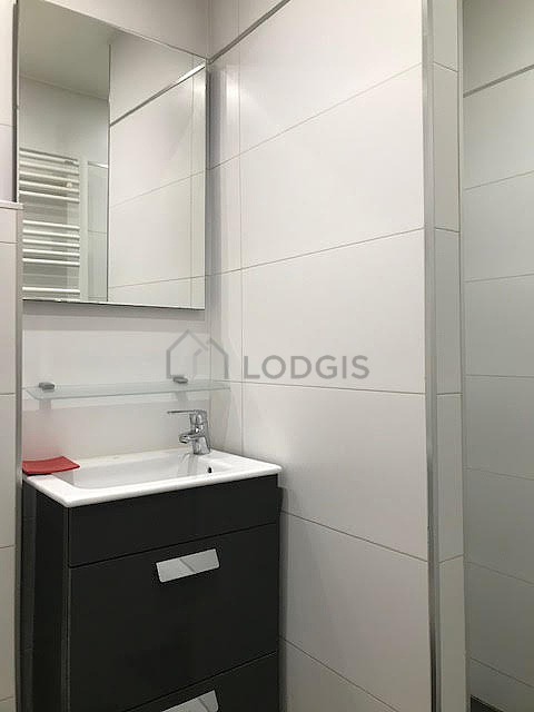 Salle de bain équipée de douche séparée, radiateur sèche-serviettes