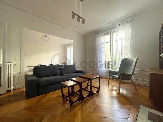 Salon avec du parquet au sol