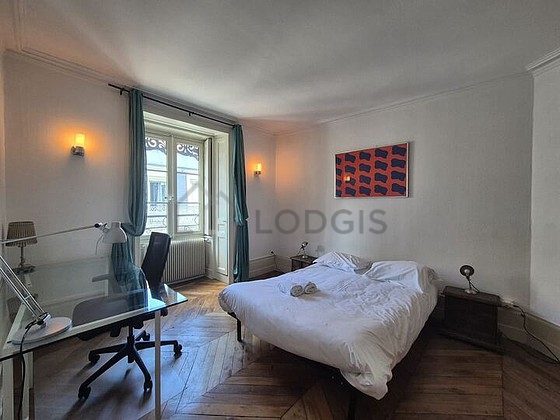 Chambre avec fenêtres double vitrage