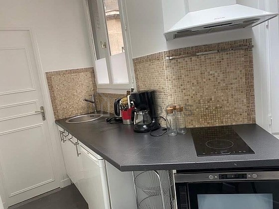 Cuisine dînatoire pour 2 personne(s) équipée de plaques de cuisson, réfrigerateur, freezer, hotte