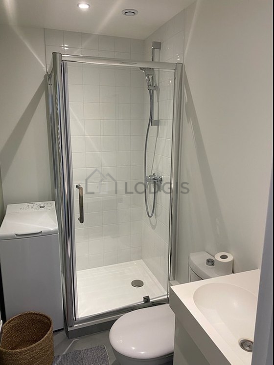 Agréable salle de bain très claire avec du carrelage au sol
