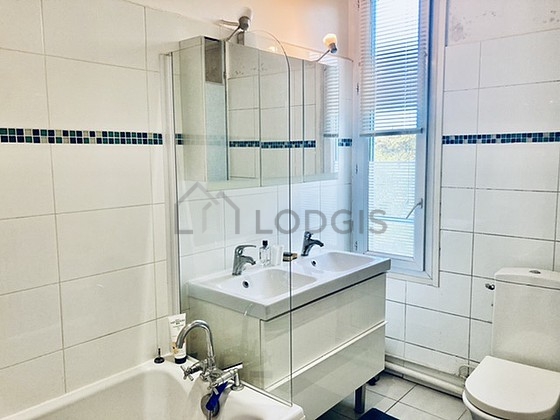 Agréable salle de bain très claire avec du carrelage au sol