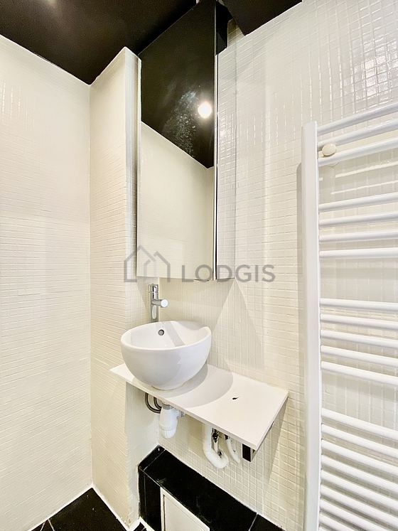 Salle de bain équipée de douche séparée, radiateur sèche-serviettes